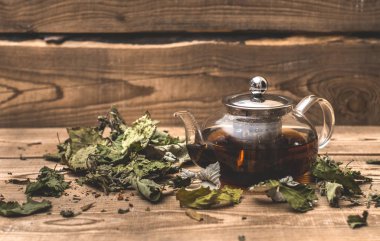 şeffaf bir çaydanlık sıcak bitkisel çay 