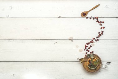 Şeffaf çaydanlık ve Schisandra çilek 