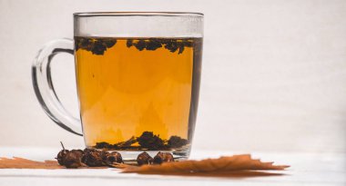 Bitkisel sonbahar çay alıç ile 