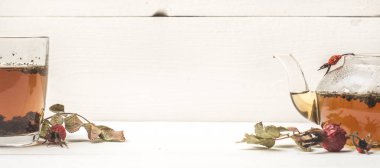 şeffaf çaydanlık ve bir kupa ile bitkisel çay 