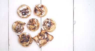 Beyaz bir arka plan üzerinde tatlı hamur işleri