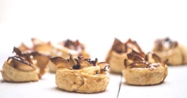 Beyaz bir arka plan üzerinde tatlı hamur işleri