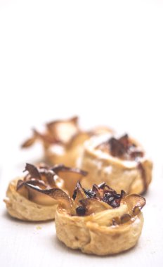 Beyaz bir arka plan üzerinde tatlı hamur işleri