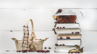 Sıcak bitki çayı ile şeffaf çaydanlık 