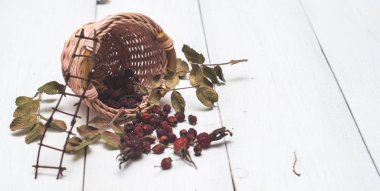 sepet yaban gülü beyaz tahtalar üzerinde 