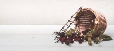 sepet yaban gülü beyaz tahtalar üzerinde 