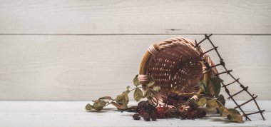 sepet yaban gülü beyaz tahtalar üzerinde 