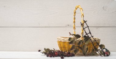 sepet yaban gülü beyaz tahtalar üzerinde 