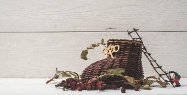 sepet yaban gülü beyaz tahtalar üzerinde 