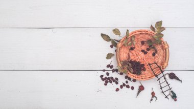 sepet yaban gülü beyaz tahtalar üzerinde 