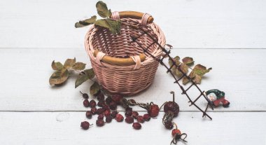 sepet yaban gülü beyaz tahtalar üzerinde 