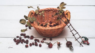 sepet yaban gülü beyaz tahtalar üzerinde 