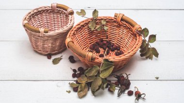 Sepet ve kurutulmuş yaban gülü 