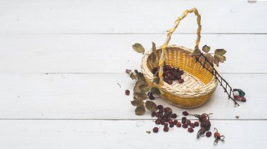 Sepet ve kurutulmuş yaban gülü 