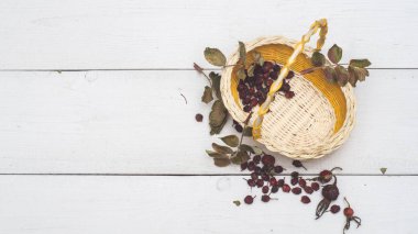 Sepet ve kurutulmuş yaban gülü 