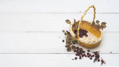 Sepet ve kurutulmuş yaban gülü 