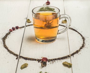 kuşburnu ile sıcak çay