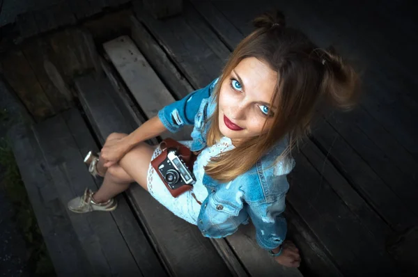 Ung flicka med röda läppar poserar — Stockfoto