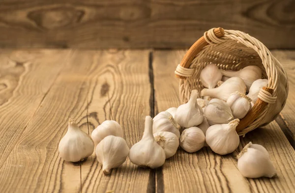 garlicon ahşap bir masa