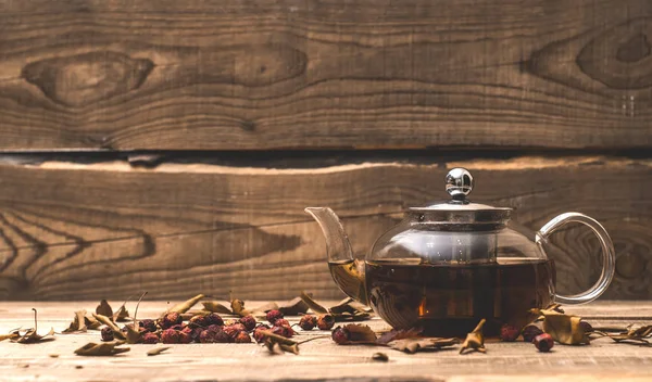 Ζεστό τσάι από βότανα σε μια τσαγιέρα διαφανή — Φωτογραφία Αρχείου