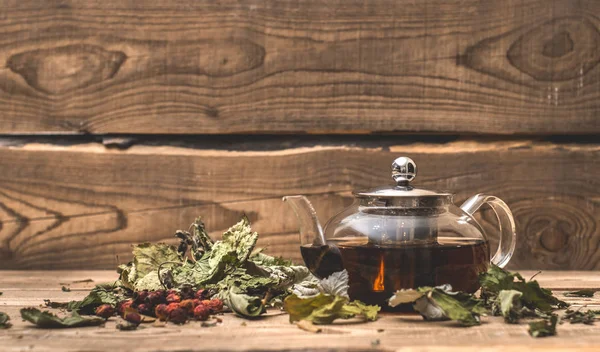 Forró gyógynövény tea egy átlátszó teáskanna — Stock Fotó