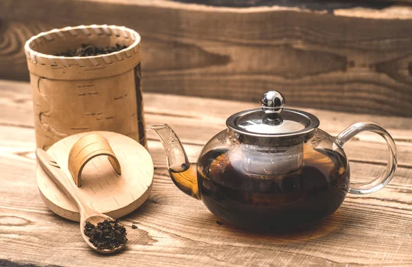Гарячий трав'яний чай в прозорому чайнику — стокове фото