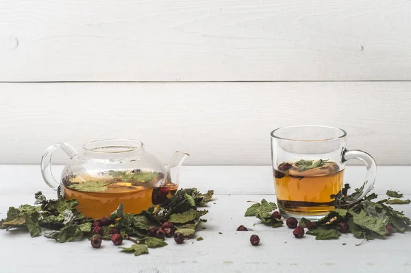 şeffaf su ısıtıcısı ve bir kupa ile bitkisel çay