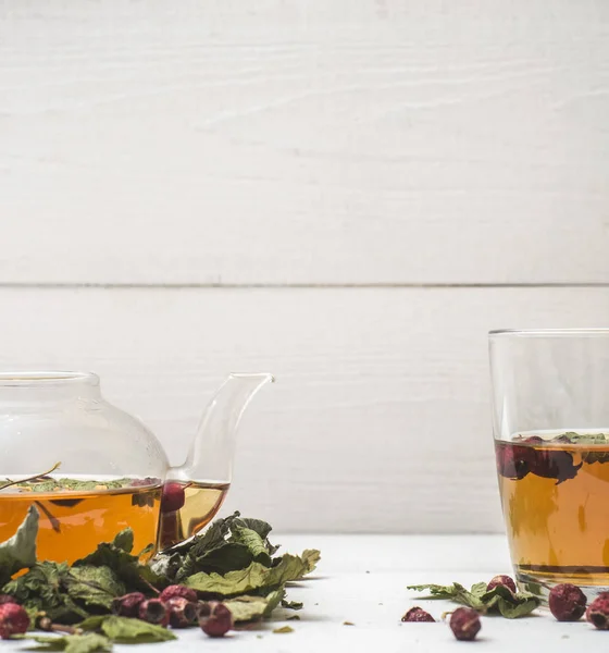 Прозорий чайник і кухоль з трав'яним чаєм — стокове фото