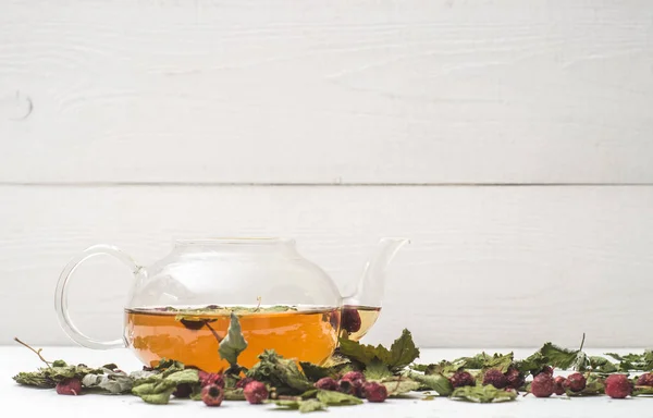 Прозорий чайник з трав'яним чаєм — стокове фото