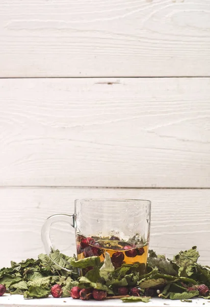 Taza transparente con té de hierbas caliente — Foto de Stock