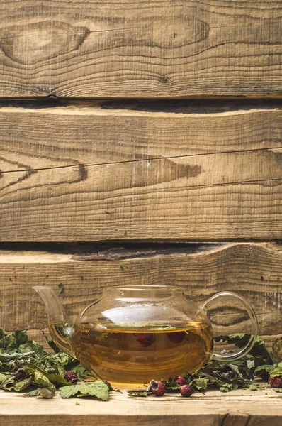 Прозорий чайник з гарячим трав'яним чаєм — стокове фото