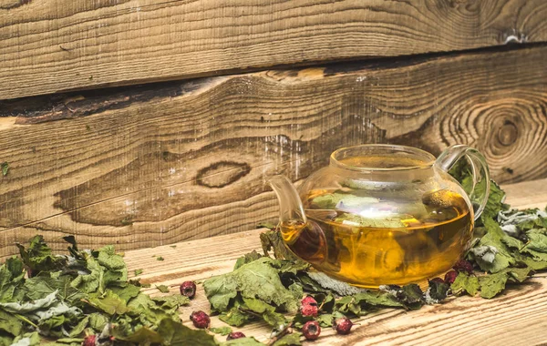 Tetera transparente con té de hierbas caliente — Foto de Stock