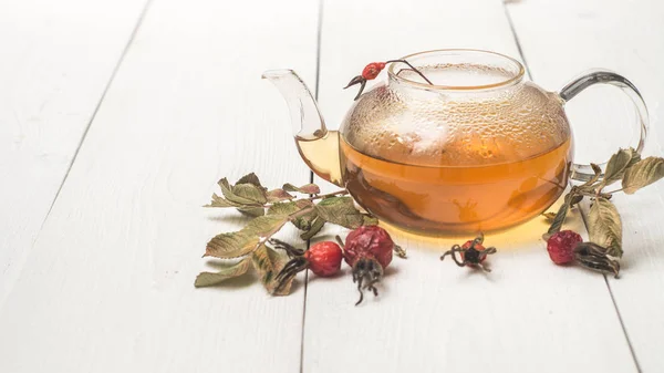 Hot tea with rosehip — Stock Photo, Image