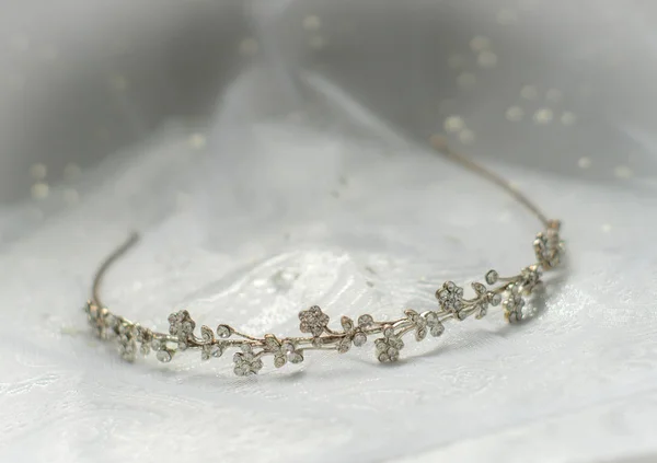 Серебряная тиара невесты на светлой ткани — стоковое фото