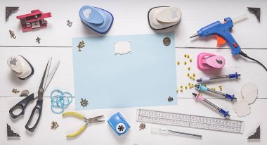Üstten Görünüm scrapbooking için araçları ile ahşap tablo 