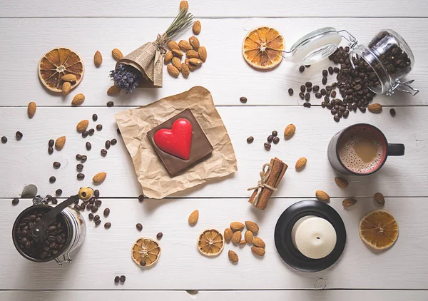 Draufsicht auf rotes Herz und Kaffee — Stockfoto