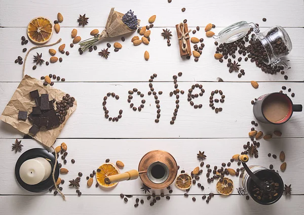 Blick von oben auf das Kaffeeset am Tag des heiligen Valentin — Stockfoto