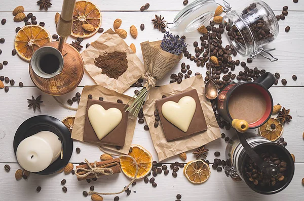 Blick von oben auf das Kaffeeset am Tag des heiligen Valentin — Stockfoto