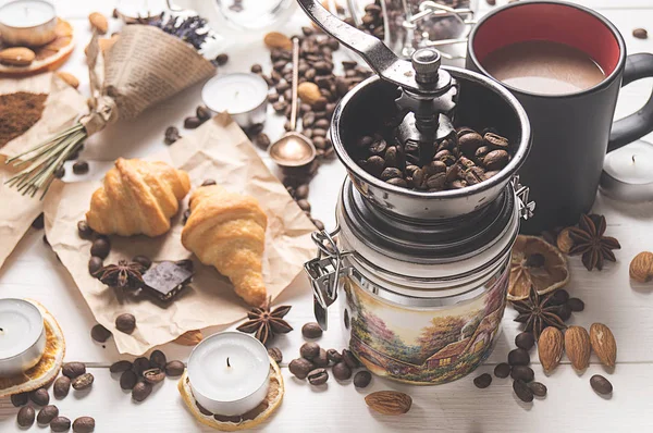 Blick von oben auf das Kaffeeset am Tag des heiligen Valentin — Stockfoto