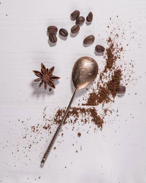 Мелена кава і срібна ложка — стокове фото