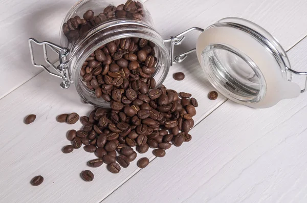 Die Streuung von Kaffeebohnen-Espresso transparenter Banken — Stockfoto