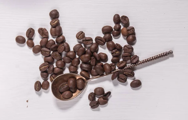 Kaffeebohnen und Silberlöffel — Stockfoto