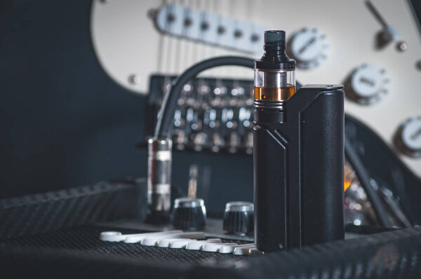 черный испаритель в дыму
