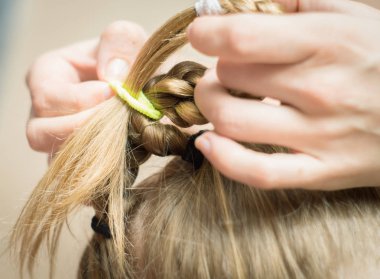 Annem örgü pigtails eller