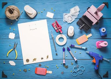 Üstten Görünüm scrapbooking için araçları ile ahşap tablo