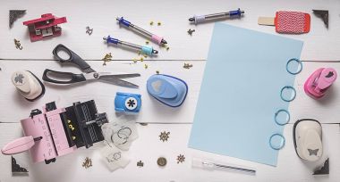 Üstten Görünüm scrapbooking için araçları ile ahşap tablo
