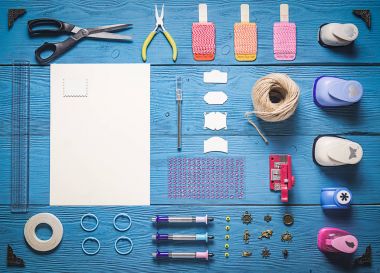 Üstten Görünüm scrapbooking için araçları ile ahşap tablo