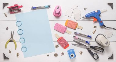 Üstten Görünüm scrapbooking için araçları ile ahşap tablo