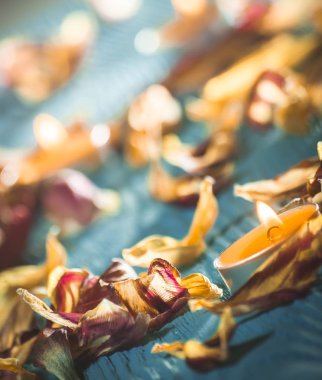 Sarı mumlar ve Lale kuru yaprakları tarafından çevrili plamennoi