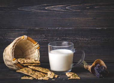 süt kupa, kurabiye ve lavanta bir buket